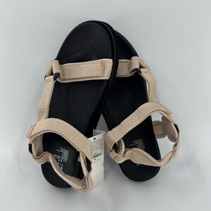 GAP Girl’s Beige Sandals Size 5/6 NWT